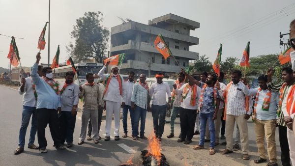 కల్వకుంట్ల కామెంట్స్ కలకలం: సాగర్ రావు దిష్టిబొమ్మ దగ్ధం, కేసీఆర్‌ది కూడా.. ఆందోళనలు