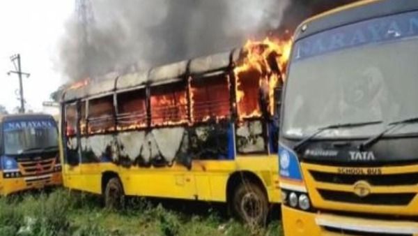 టీడీపీ మాజీమంత్రికి చెందిన కాలేజీ బస్సులు దగ్ధం: అనుమానాస్పదం..కుట్రకోణం