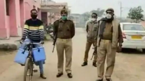 COVID Vaccine: సైకిల్ మీద కరోనా వ్యాక్సిన్, పక్కన గన్ మ్యాన్ లు, అబ్బా, దేవుడా, వ్యాక్సిన్ డ్రైరన్ ఇలాగేనా ?