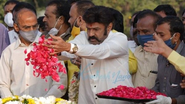 ఎన్టీఆర్ ఇంకా కళ్లముందే కదలాడుతున్నట్టుంది: చంద్రబాబు: ఘాట్ వద్ద బాలకృష్ణ, లక్ష్మీపార్వతి నివాళి