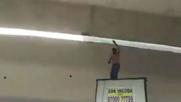 వీడియో: పంజగుట్టలో మతిస్థిమితం లేని వ్యక్తి హల్‌చల్: సిటీ బస్‌పై బంగీ జంప్‌