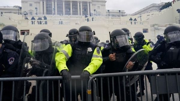 కేపిటల్ హిల్ ఘటన.. ఇద్దరు పోలీసుల సస్పెండ్, మరొకరు అరెస్ట్