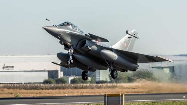 రిపబ్లిక్ డే పరేడ్‌లో రఫేల్ యుద్ధ విమాన విన్సాసాలు: వెర్టికల్ చార్లీ ఫార్మేషన్!