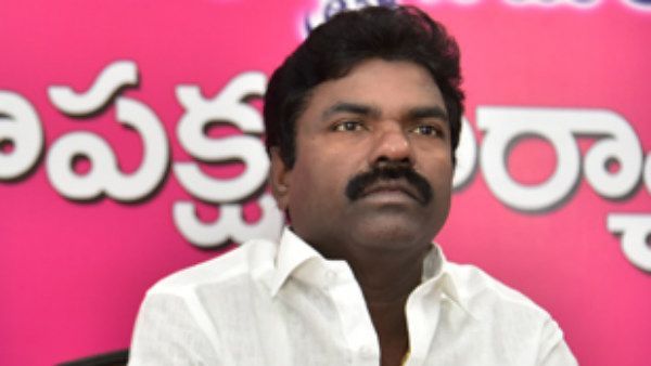 టీఆర్ఎస్ లో రసమయి వ్యాఖ్యల దుమారం ..తానో లిమిటెడ్ కంపెనీలో పని చేస్తున్నానంటూ అసమ్మతి రాగం!!