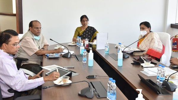 విద్యాశాఖ అధికారులతో మంత్రి సబితా భేటీ.. మార్గదర్శకాలు సిద్దం చేయాలని ఆదేశం