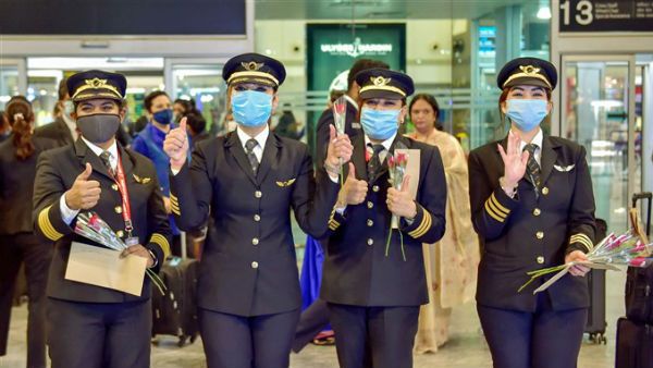 మహిళా శక్తికి ప్రతీక ..16 వేల కిలోమీటర్లు సుదూర ప్రయాణం చేసి ఘనత సాధించిన మహిళా పైలట్లు