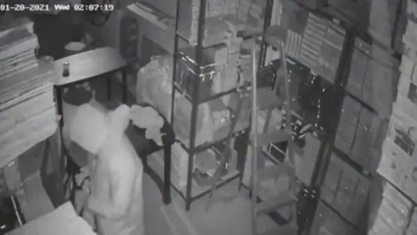 అవమానం భరించలేక... పీపీఈ కిట్ ధరించి మరీ దోపిడీ.. రూ.13కోట్ల విలువైన బంగారం చోరీ...