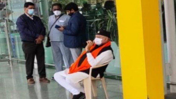 లక్నో విమానాశ్రయంలో ప్రధాని మోడీ సోదరుడు ప్రహ్లాద్ మోడీ ధర్నా: ఎందుకంటే?