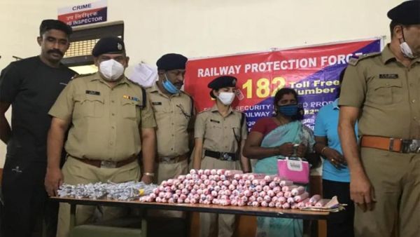 మహిళా ప్రయాణికురాలి వద్ద భారీగా పేలుడు పదార్థాలు: రైల్వే స్టేషన్‌లో అరెస్ట్