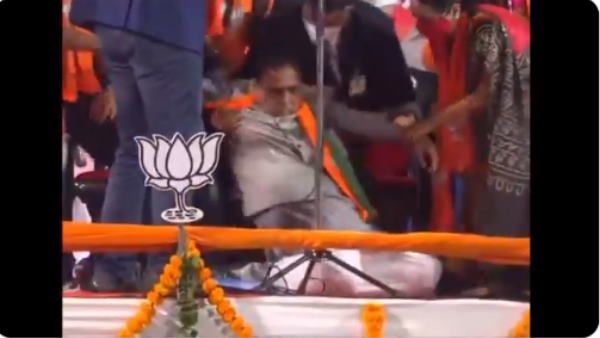 ప్రసంగిస్తూనే కుప్పకూలిపోయిన ముఖ్యమంత్రి విజయ్ రూపానీ: అప్రమత్తమైన సెక్యూరిటీ