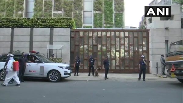 టార్గెట్ అంబానీ ఫ్యామిలీ అయితే... ఆ కారును ఎందుకంత దూరంలో పార్క్ చేసినట్లు...?