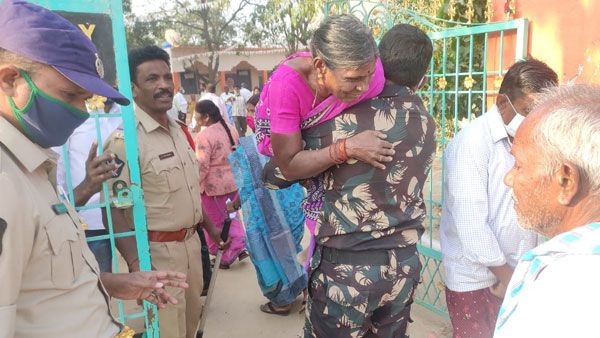 AP Police : పంచాయతీ పోరులో మానవత్వం- వృద్ధులు, దివ్యాంగులకు సాయం