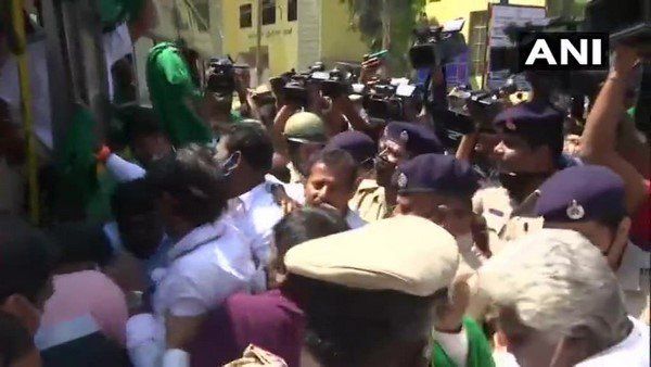 Farmers protest: లీడర్స్ రచ్చరచ్చ, మోదీ పలావ్ చేసి పంచేశారు, రెడ్డి ఫైర్, అరెస్టు!