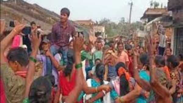 ఆ గురువు కోసం కదిలొచ్చిన గ్రామం .. కాళ్ళు కడిగి, పూజలు చేసి భుజాలపై ఊరేగించి ఘనంగా వీడ్కోలు సంబరం