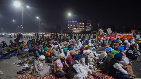 దేశ వ్యాప్తంగా రైల్ రోకో .. హర్యానా, పంజాబ్ ,యూపీలలో రైల్వే ట్రాక్ లపై పడుకుని రైతుల నిరసన