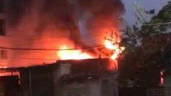 చిత్తూరు మదనపల్లెలో భారీ అగ్నిప్రమాదం... ప్రదీప్ ట్రేడర్స్‌ భవనంలో ఎగసిపడుతున్న మంటలు...