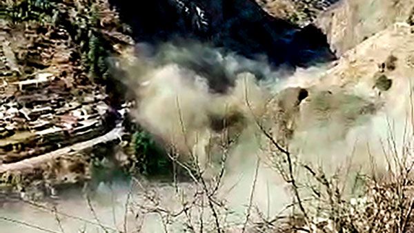 కనీవినీ ఎరుగని కల్లోలం: పూచిక పుల్లల్లా: రంగంలో వాయుసేన: మోడీ ఆరా..నిర్మలమ్మ షాక్