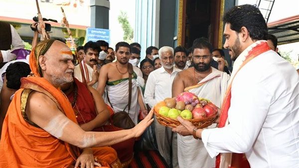 జగన్ కు అద్భుతమైన సలహా ఇచ్చిన స్వరూపానంద స్వామి ..ప్రతిపక్షాల విమర్శలకు చెక్ పెట్టే వ్యూహం