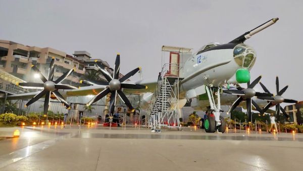 కాకినాడ బీచ్ లో ప్రత్యేక ఆకర్షణగా... నావికా దళంలో విశేష సేవలందించిన యుద్ధ విమానం టియు 142