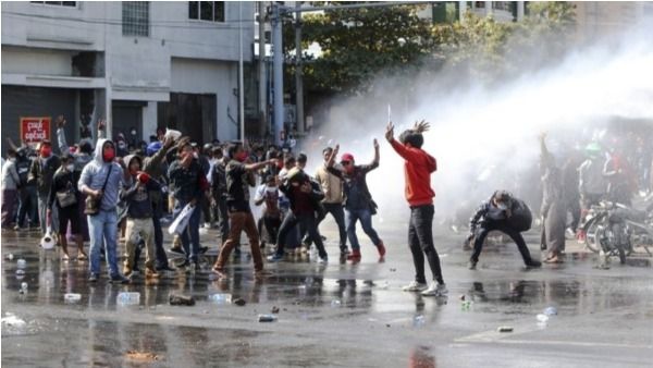 వందలాది మంది అరెస్టు: అట్టుడుకుతోన్న పొరుగుదేశం: నో ఫేస్‌బుక్