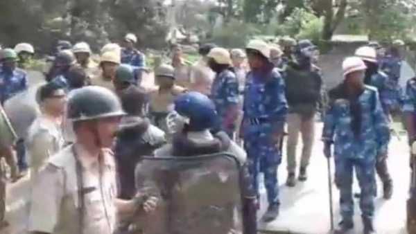 ఘర్షణల నడుమ కొనసాగుతున్న రెండోదశ పంచాయతీ ఎన్నికల పోలింగ్ .. వివిధ జిల్లాల్లో పరిస్థితి ఇదే