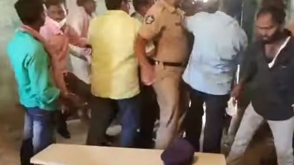 విజయనగరంలో వైసీపీ,టీడీపీ కార్యకర్తల రచ్చ... పోలింగ్ బూత్‌లోనే కుర్చీలతో కొట్టుకున్న నేతలు...