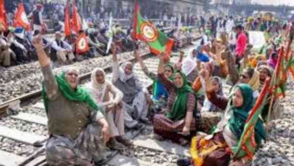 రైల్ రోకో ప్రశాంతం: దేశ వ్యాప్తంగా రైతులు పాల్గొన్నారన్న నేతలు, పలుచోట్ల ఆసక్తికర ఘటనలు
