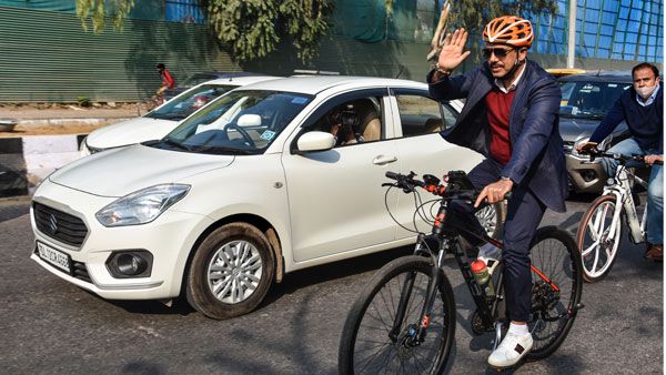 సైకిల్‌పై ఆఫీసుకు వెళ్లిన రాబర్ట్ వాద్రా: పెట్రోల్ ధరల పెరుగుదలపై నిరసన, మోడీపై ఫైర్