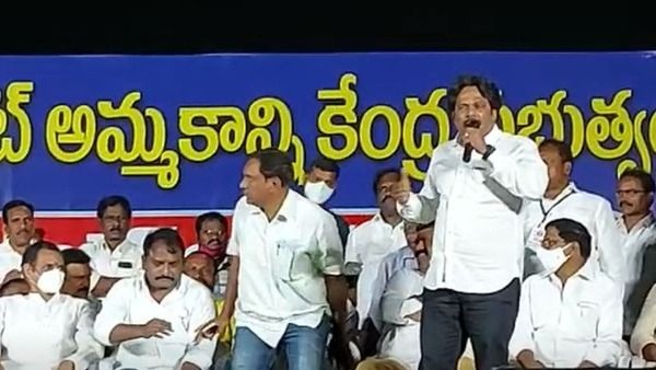 వైసీపీ ఎంపీ, పీసీసీ చీఫ్ మధ్య వాగ్వివాదం: హీరో అవుదామంటే కుదరదంటూ ఫైర్