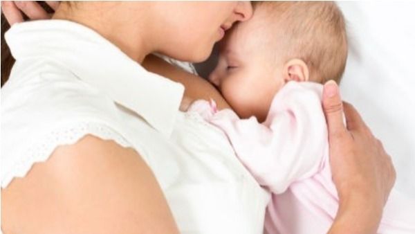 బిడ్డకు పాలిస్తుండగా, తల్లి స్తనంపై కాటేసిన పాము.. బిడ్డ కోసం ఆ తల్లి ఏం చేసిందంటే