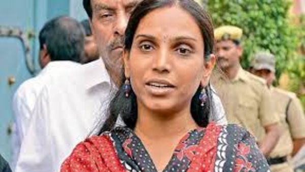 టీఆర్ఎస్‌కు షాకిచ్చిన కార్పోరేటర్... మేయర్ ఎన్నిక వేళ అలిగి వెళ్లిపోయిన విజయారెడ్డి...