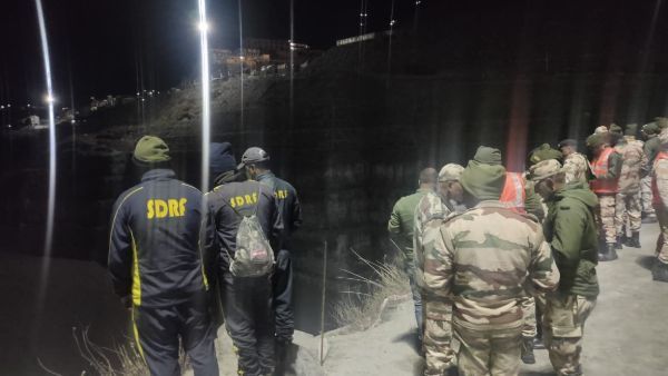 మట్టిదిబ్బగా ధౌలి గంగా: సొరంగాన్ని కప్పేసిన బురద: మృతదేహాల కోసం గాలింపు