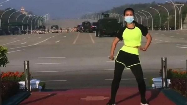 Video Viral:ఓ వైపు మహిళ ఏరోబిక్స్.. మరో వైపు సైనిక చర్య: ఏమీ పట్టనట్లుగా..!