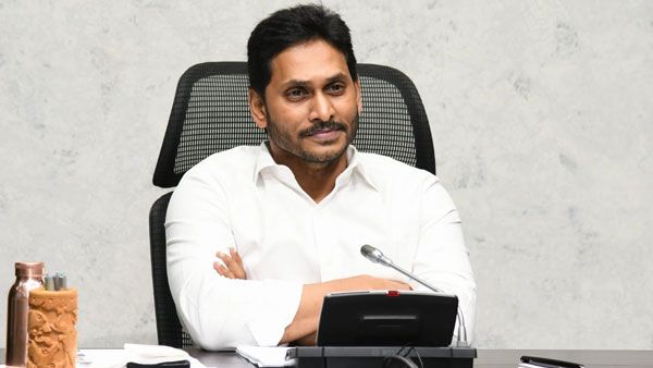 క్రికెట్ లో కెప్టెన్ ఒక్కడి వల్లే గెలుపు సాధ్యం కాదు, ప్లీజ్ ఫోకస్: అధికారులకు బూస్ట్ ఇచ్చేలా జగన్ కామెంట్స్