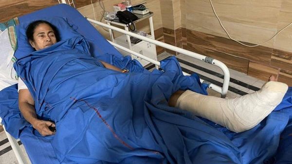 మమత మొత్తం ఆస్తి రూ.16.72లక్షలు -వాహనాలు లేవు -రచనలపై రూ.930 -బెంగాల్ సీఎం ఎన్నికల అఫిడవిట్