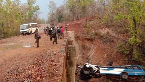 బస్సును పేల్చేసిన మావోయిస్టులు: ఐదుగురు పోలీసులు మృతి, 15 మందికి గాయాలు