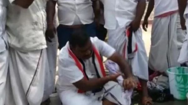 తమిళనాట ఎన్నికల చిత్రాలు ... బట్టలుతికిన అన్నాడీఎంకే అభ్యర్థి .. గెలిస్తే వాషింగ్ మెషీన్ హామీ తమిళనాడు అసెం