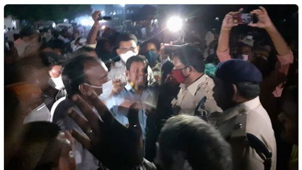 చీరాల వైసీపీలో వర్గ పోరు .. ఆమంచి అనుచరుడిపై దాడి, ఎస్పీ దాకా వెళ్ళిన పంచాయితీ