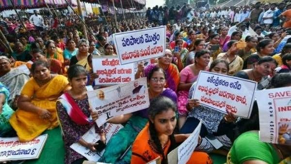 మహిళా దినోత్సవం నాడు .. రాజధాని అమరావతి మహిళా రైతుల ఆందోళన ఉద్రిక్తం, అరెస్టుల పర్వం