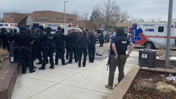 అయిదు గంటల హైటెన్షన్: సూపర్‌మార్కెట్‌లో కాల్పులు: పోలీస్ అధికారి సహా పలువురి మృతి