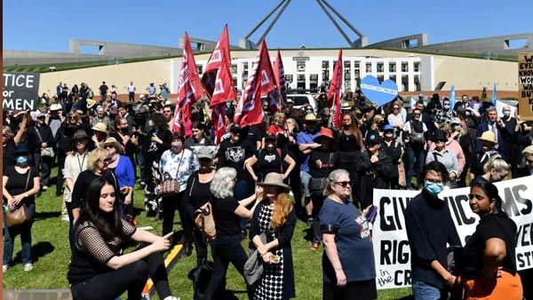 పవిత్రమైన పార్లమెంట్ లోపల సెక్స్.. స్పందించిన ప్రధాని, నిరసనలతో..