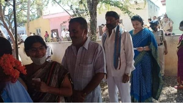 బాలకృష్ణ..భార్యతో సహా: జనంతో మమేకం.. క్యూ లైన్‌లో నిల్చుని ఓటు