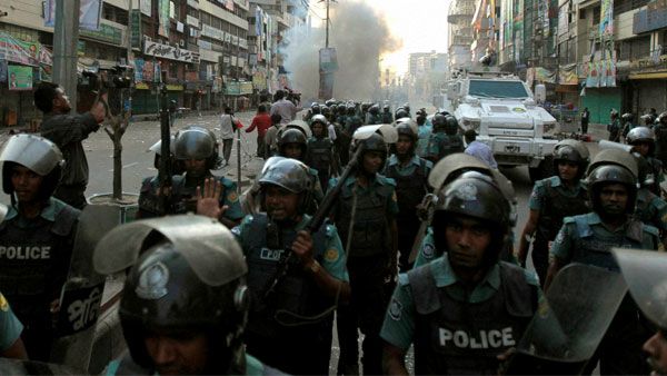 'బంగ్లా'లో తారాస్థాయికి చేరిన హింస.. హిందూ దేవాలయాలు,రైళ్లపై దాడులు.. ఇప్పటివరకూ 13 మంది మృతి...