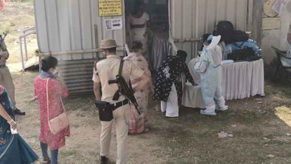 ఇద్దరికీ గాయాలు, నలుగురు బీజేపీ కార్యకర్తలకు కూడా.. టీఎంసీ, బీజేపీ ఆరోపణలు