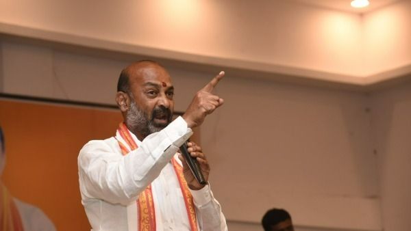 బీజేపి పోరాట ఫలితమే పీఆర్సీ ప్రకటన.!సీఎం నిర్ణయంపై అనూహ్యంగా స్పందించిన బండి సంజయ్.!