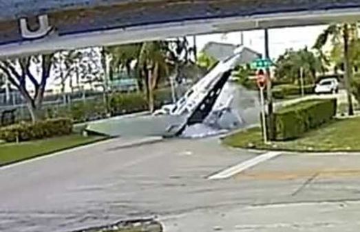 వామ్మో.. నడిరోడ్డుపై, కారులో వెళ్తుండగా.. కూలిన విమానం, మంటలు.. ఇద్దరు మహిళలు