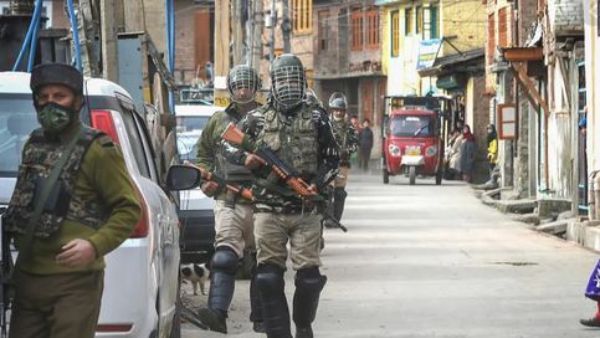 సీఆర్పీఎఫ్ కాన్వాయ్ పై లష్కరే ఉగ్రవాదుల మెరుపుదాడి .. ఒక జవాన్ మృతి, మరోముగ్గురికి గాయాలు