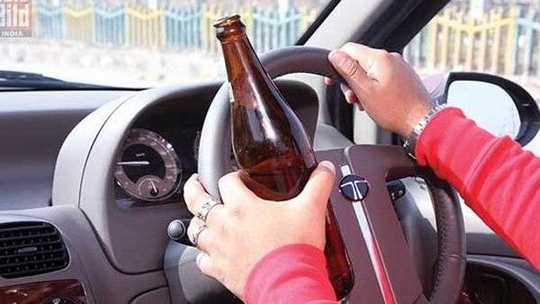 బీర్ తాగుతూ కారు డ్రైవ్?: యువతులతో కలిసి: అనంతపురం రోడ్డు ప్రమాదంలో నలుగురి దుర్మరణం