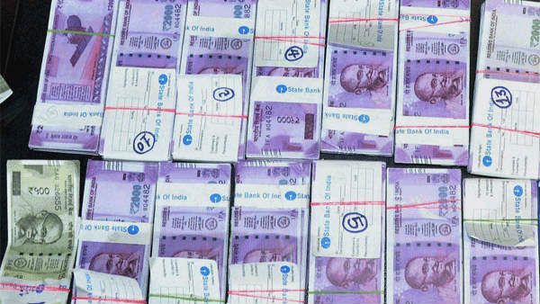 ఏపీలో ఎన్నికల ప్రలోభాలు .. విజయవాడలో భారీగా నగదు పట్టుకున్న అధికారులు