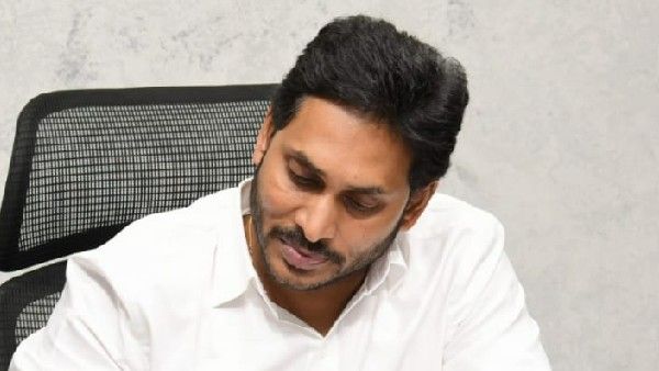 పింగళి వెంకయ్య కుటుంబాన్ని సత్కరించిన సీఎం జగన్ .. జాతీయ పతాకానికి వందేళ్ళు పూర్తి